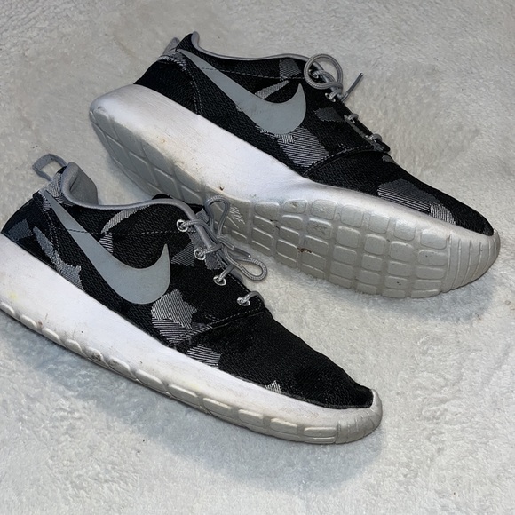 Women’s Nike Roshe One Jacquard Print - Size 11 - Picture 11 of 13